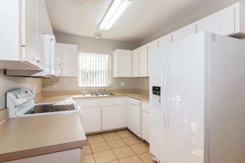 2,450/Mo, 7180 Mauna Loa Blvd Sarasota, FL 34241 Kitchen View 2