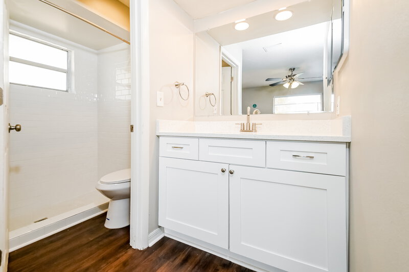 2,350/Mo, 4183 Lancaster Dr Sarasota, FL 34241 Main Bathroom View