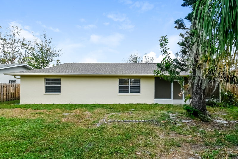2,350/Mo, 4183 Lancaster Dr Sarasota, FL 34241 Rear View