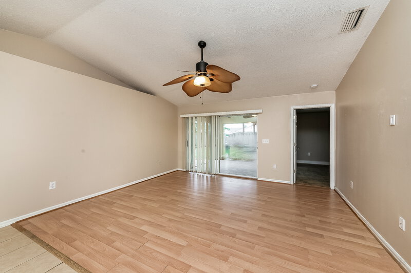 2,095/Mo, 4208 76th Dr E Sarasota, FL 34243 Living Room View