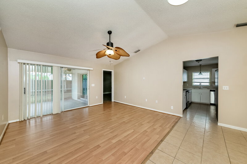 2,095/Mo, 4208 76th Dr E Sarasota, FL 34243 Living Room View 2