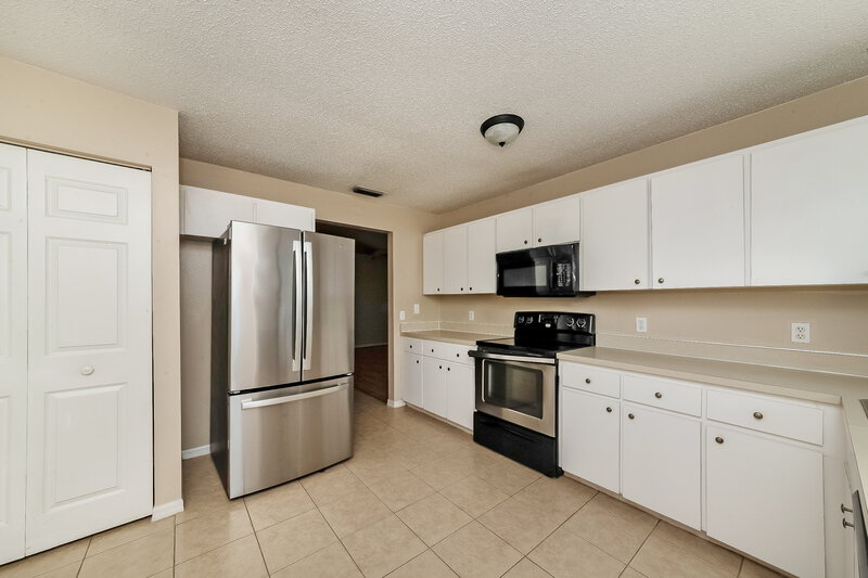 2,095/Mo, 4208 76th Dr E Sarasota, FL 34243 Kitchen View