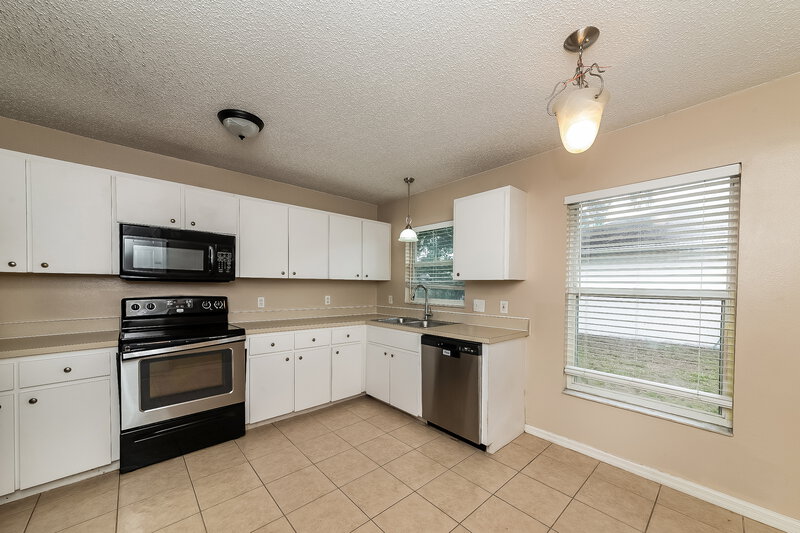 2,095/Mo, 4208 76th Dr E Sarasota, FL 34243 Kitchen View 2