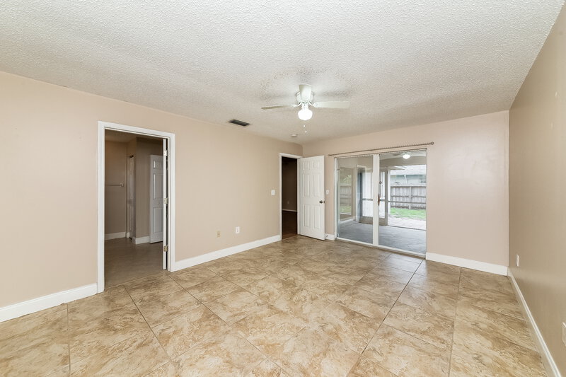 2,095/Mo, 4208 76th Dr E Sarasota, FL 34243 Main Bedroom View 2
