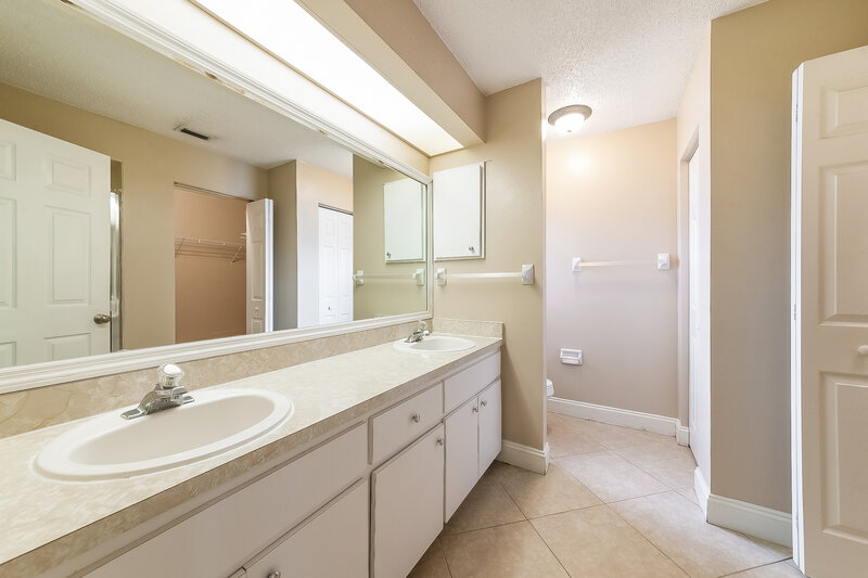 2,095/Mo, 4208 76th Dr E Sarasota, FL 34243 Main Bathroom View