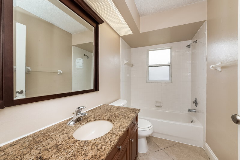 2,095/Mo, 4208 76th Dr E Sarasota, FL 34243 Bathroom View