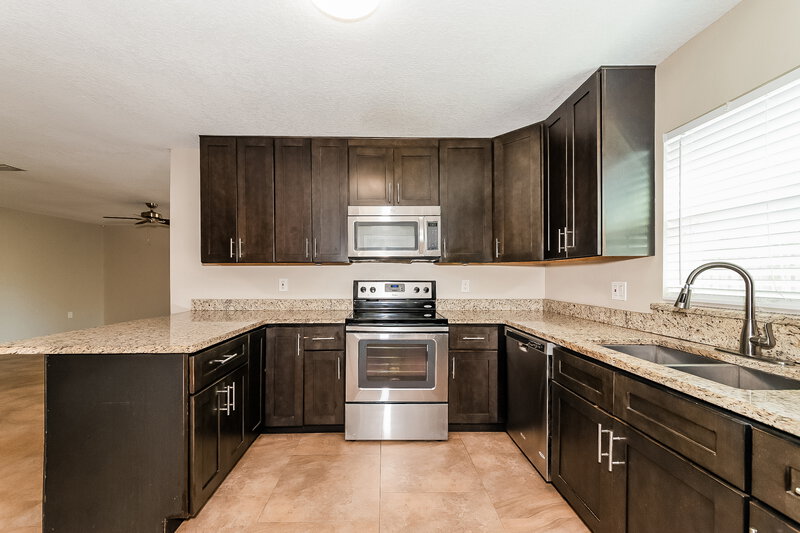 2,420/Mo, 5015 Brandeis Cir S Sarasota, FL 34243 Kitchen View