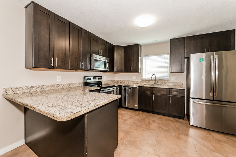 2,420/Mo, 5015 Brandeis Cir S Sarasota, FL 34243 Kitchen View 2