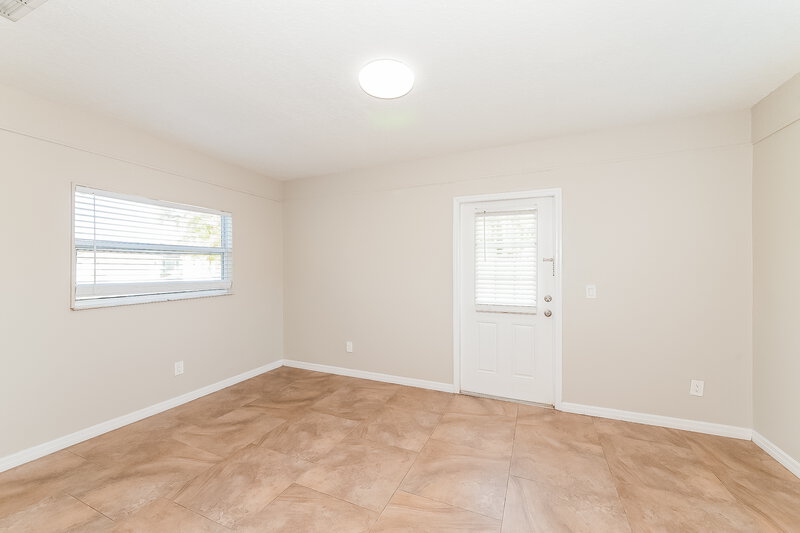 2,420/Mo, 5015 Brandeis Cir S Sarasota, FL 34243 Family Room View