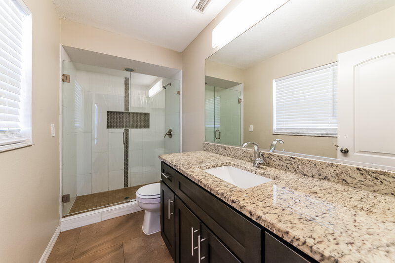 2,420/Mo, 5015 Brandeis Cir S Sarasota, FL 34243 Main Bathroom View