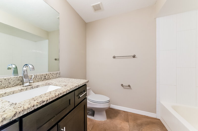 2,420/Mo, 5015 Brandeis Cir S Sarasota, FL 34243 Bathroom View
