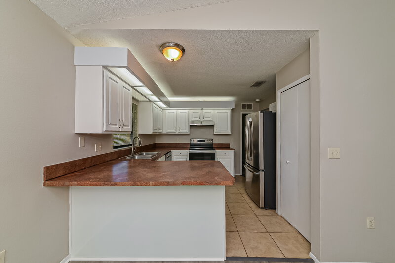 2,340/Mo, 4249 Lancaster Dr Sarasota, FL 34241 Kitchen View 2