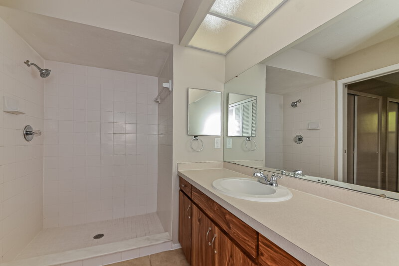 2,340/Mo, 4249 Lancaster Dr Sarasota, FL 34241 Main Bathroom View