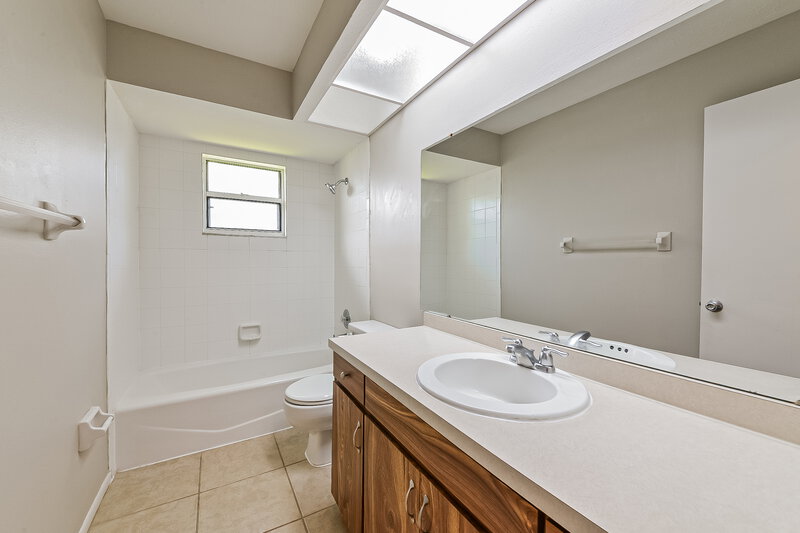 2,340/Mo, 4249 Lancaster Dr Sarasota, FL 34241 Bathroom View