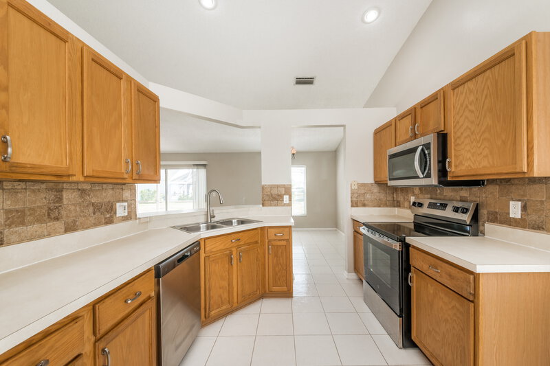 2,360/Mo, 4505 Sanibel Way Bradenton, FL 34203 Kitchen View 2