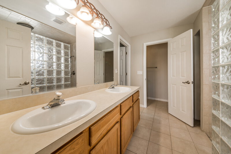 2,360/Mo, 4505 Sanibel Way Bradenton, FL 34203 Main Bathroom View