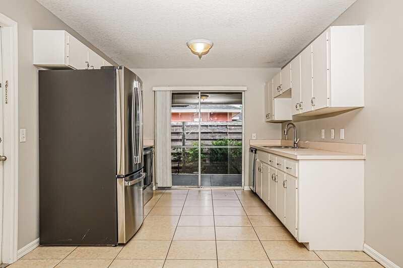 2,305/Mo, 4652 Ardale St Sarasota, FL 34232 Kitchen View 2