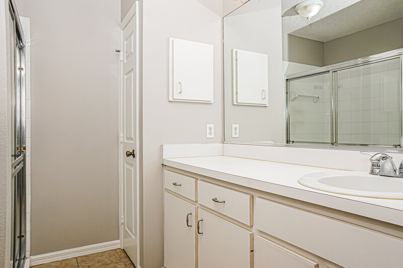 2,305/Mo, 4652 Ardale St Sarasota, FL 34232 Main Bathroom View