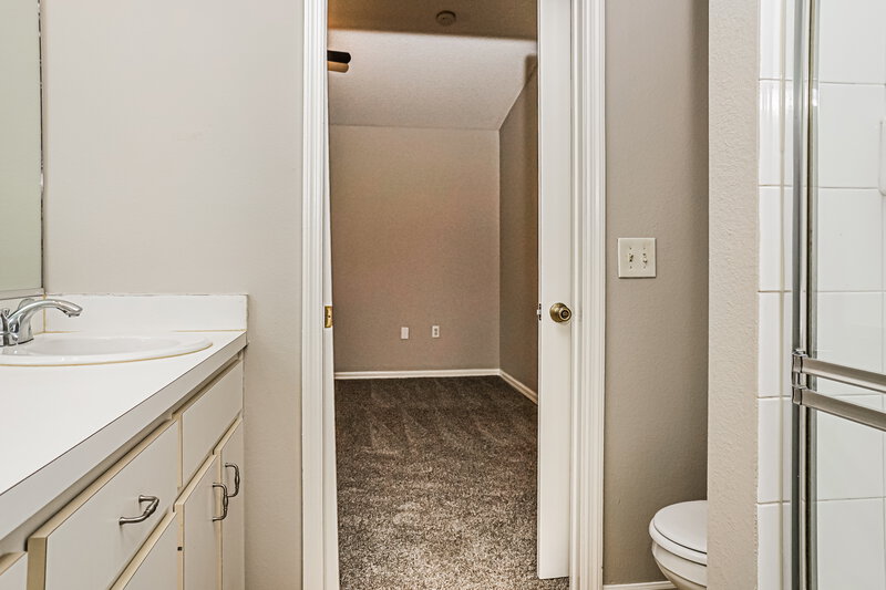 2,305/Mo, 4652 Ardale St Sarasota, FL 34232 Main Bathroom View 2