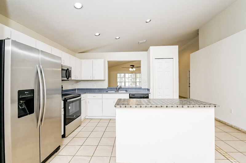 2,220/Mo, 7224 48th Ave E Palmetto, FL 34221 Kitchen View 2