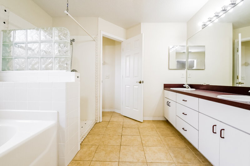 2,220/Mo, 7224 48th Ave E Palmetto, FL 34221 Main Bathroom View