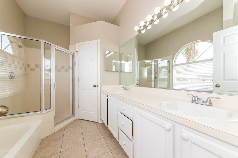 0/Mo, 6210 Blackberry Ln Lakewood Ranch, FL 34202 Main Bathroom View