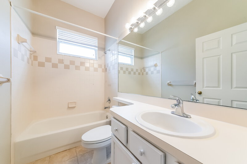 0/Mo, 6210 Blackberry Ln Lakewood Ranch, FL 34202 Bathroom View