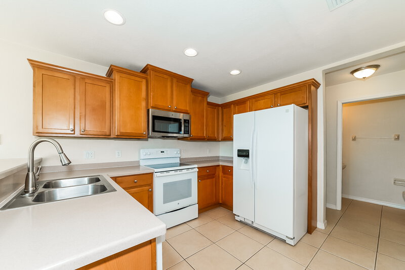 2,065/Mo, 7062 Chatum Light Run Bradenton, FL 34212 Kitchen View 2