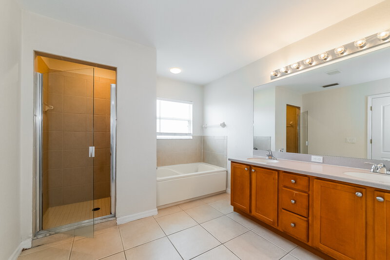 2,065/Mo, 7062 Chatum Light Run Bradenton, FL 34212 Main Bathroom View