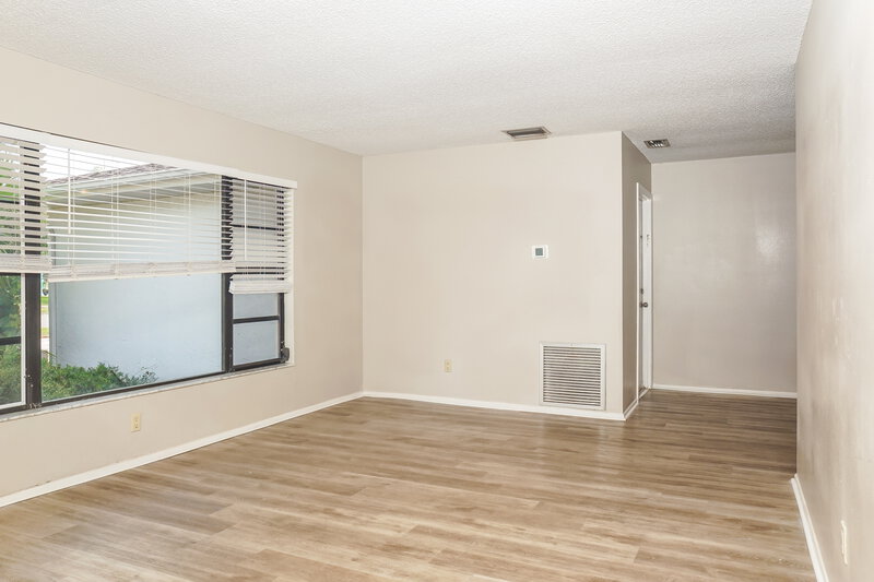 2,690/Mo, 326 Montgomery Ave Sarasota, FL 34243 Living Room View