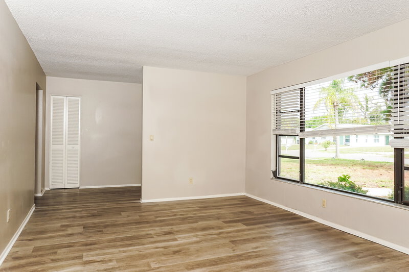 2,690/Mo, 326 Montgomery Ave Sarasota, FL 34243 Living Room View 2