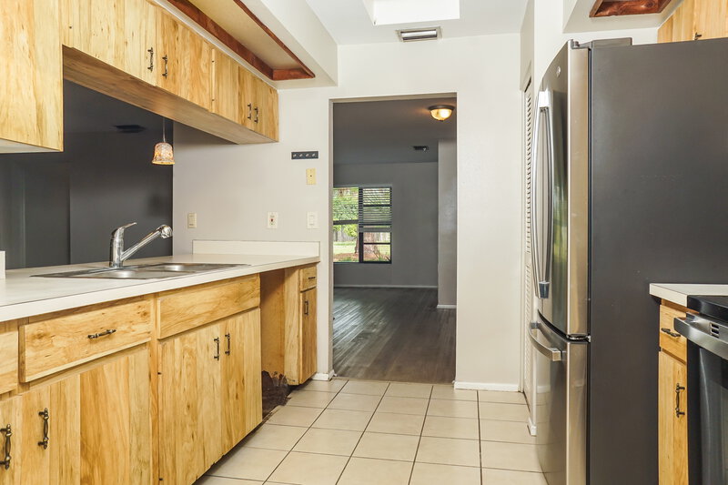 2,690/Mo, 326 Montgomery Ave Sarasota, FL 34243 Kitchen View 2