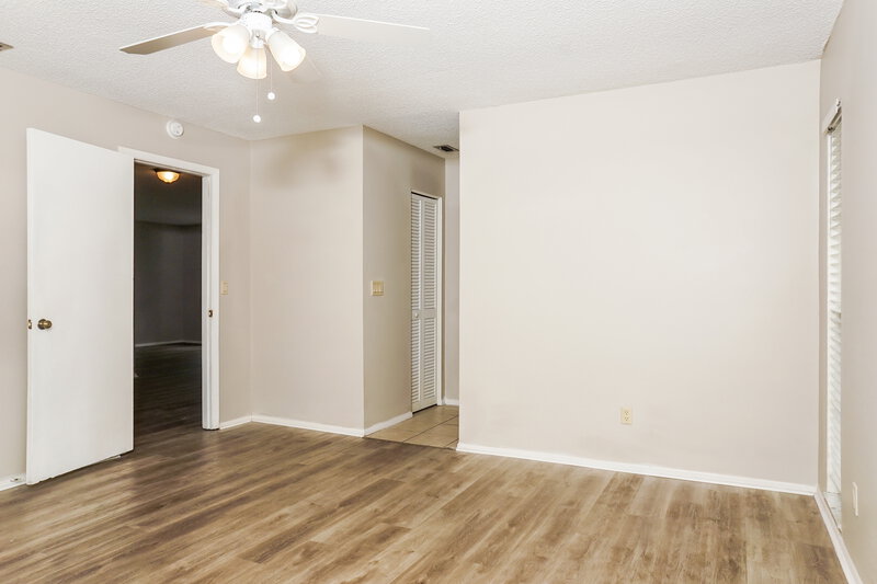 2,690/Mo, 326 Montgomery Ave Sarasota, FL 34243 Main Bedroom View 2