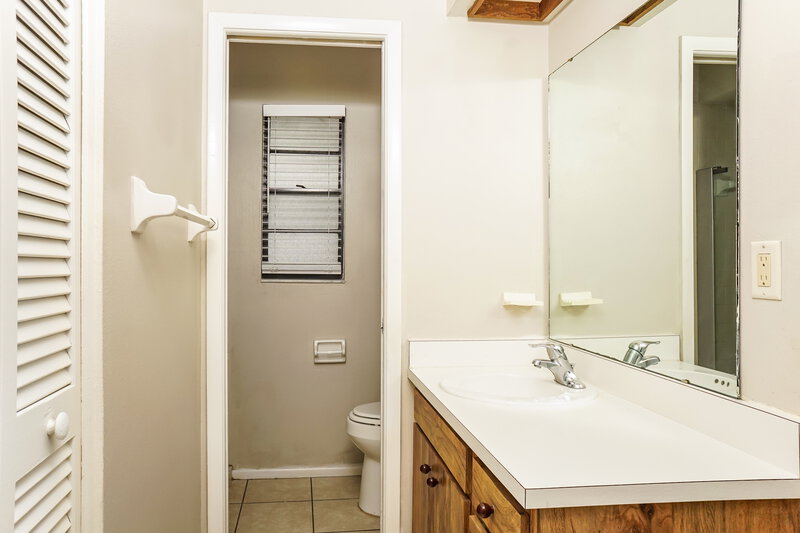 2,690/Mo, 326 Montgomery Ave Sarasota, FL 34243 Main Bathroom View