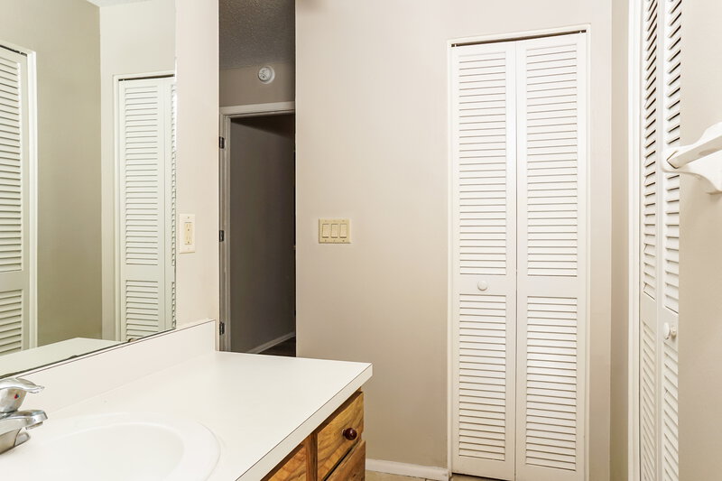 2,690/Mo, 326 Montgomery Ave Sarasota, FL 34243 Main Bathroom View 2