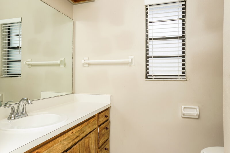 2,690/Mo, 326 Montgomery Ave Sarasota, FL 34243 Bathroom View