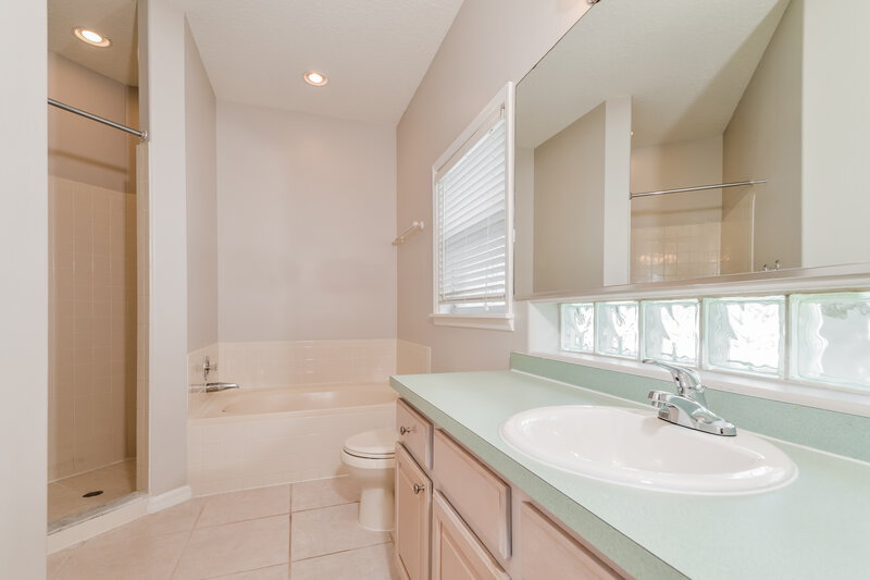 2,600/Mo, 11303 Blue Sage Pl Lakewood Ranch, FL 34202 Main Bathroom View