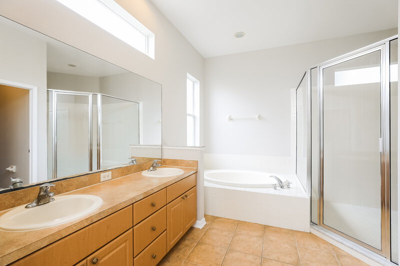 2,650/Mo, 12250 23rd St E Parrish, FL 34219 Main Bathroom View