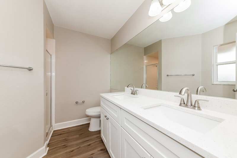 2,160/Mo, 3502 65th Avenue Cir E Sarasota, FL 34243 Main Bathroom View