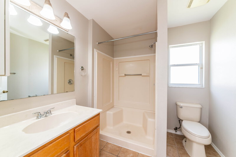 1,860/Mo, 4042 Banbury Cir Parrish, FL 34219 Main Bathroom View