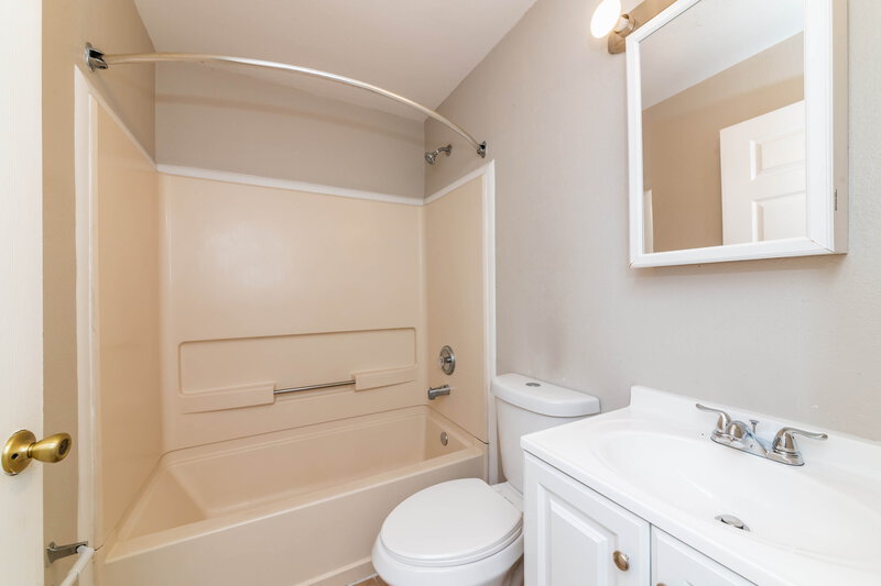 1,860/Mo, 4042 Banbury Cir Parrish, FL 34219 Bathroom View