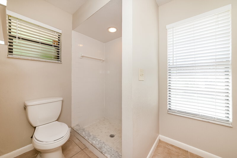 2,185/Mo, 6434 Carmella Way Sarasota, FL 34243 Main Bathroom View 2