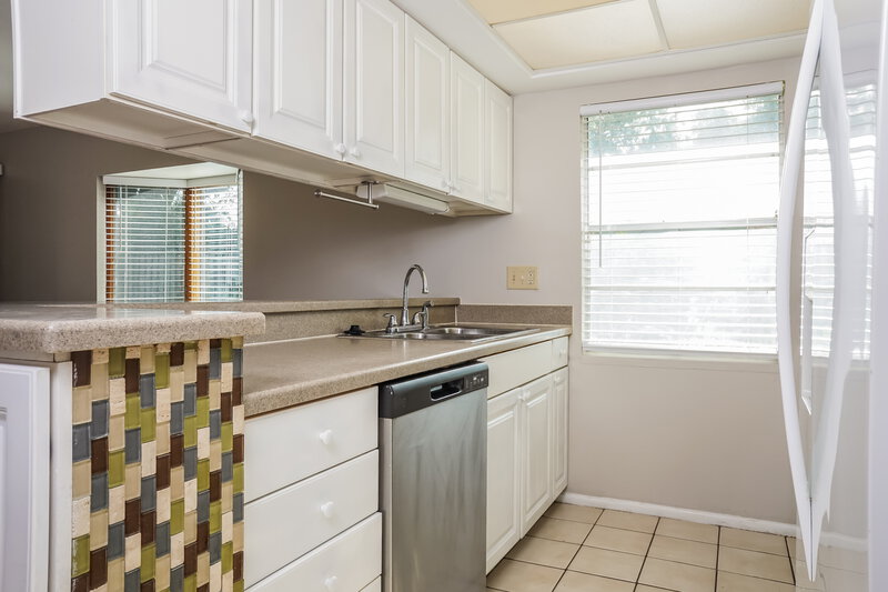 2,260/Mo, 3907 Lemonwood Dr Sarasota, FL 34232 Kitchen View