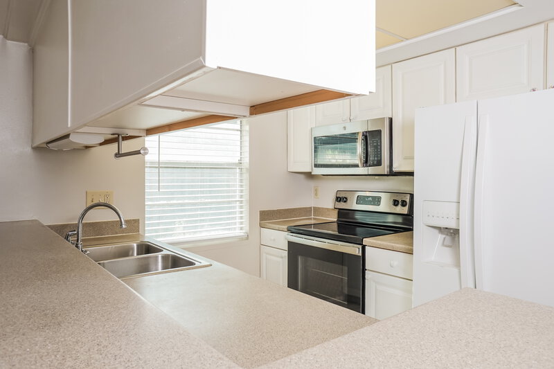 2,260/Mo, 3907 Lemonwood Dr Sarasota, FL 34232 Kitchen View 2