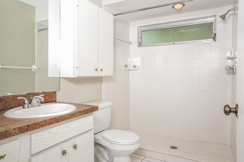 2,260/Mo, 3907 Lemonwood Dr Sarasota, FL 34232 Main Bathroom View