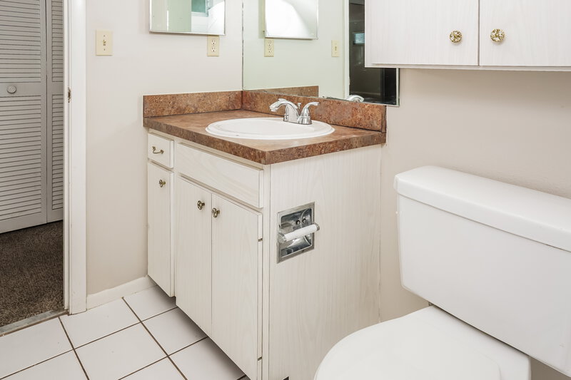 2,260/Mo, 3907 Lemonwood Dr Sarasota, FL 34232 Main Bathroom View 2