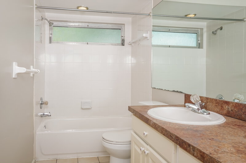 2,260/Mo, 3907 Lemonwood Dr Sarasota, FL 34232 Bathroom View
