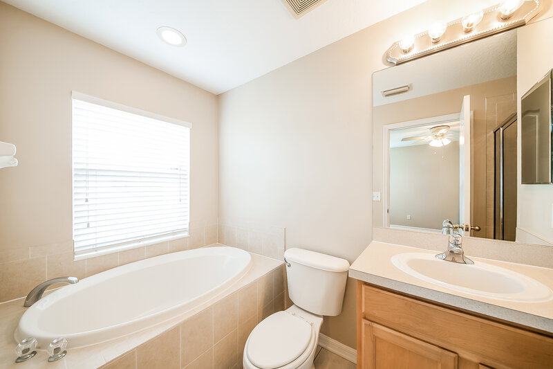 2,520/Mo, 15215 Searobbin Dr Lakewood Ranch, FL 34202 Main Bathroom View