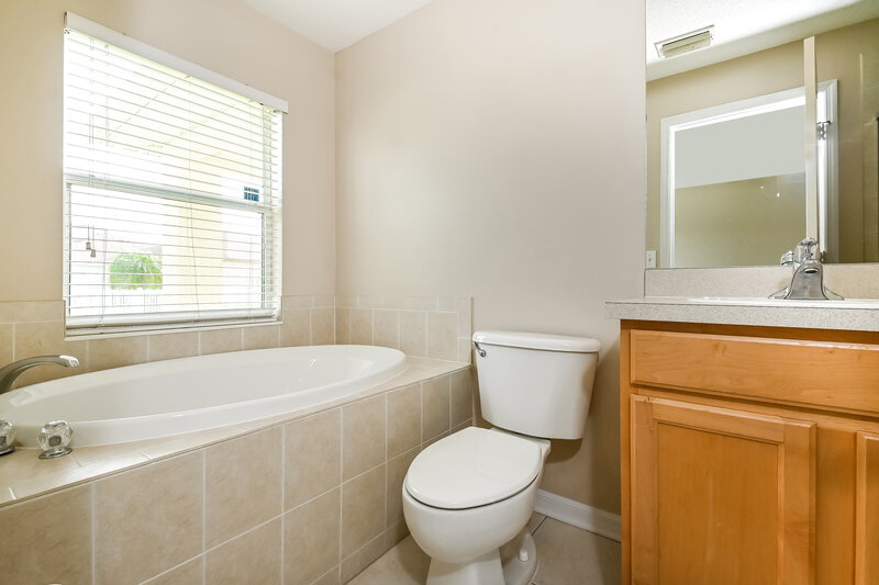 2,600/Mo, 15215 Searobbin Dr Lakewood Ranch, FL 34202 Main Bathroom View
