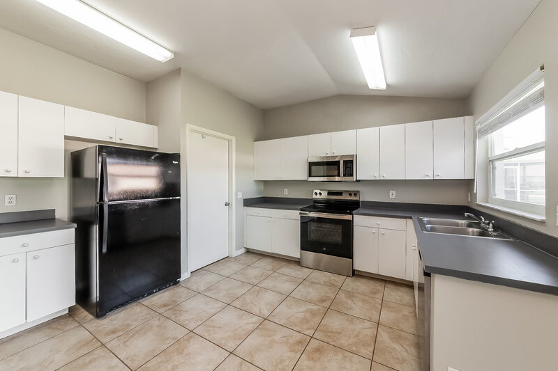 2,025/Mo, 6109 63rd Ave E Palmetto, FL 34221 Kitchen View